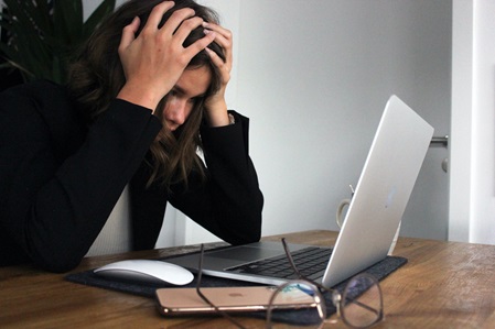 Kundin die Probleme mit ihrem Laptop hat und Hilfe von EDV-3D Linnemann braucht